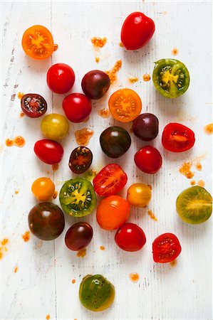 simsearch:659-07739643,k - Various tomatoes on wooden board Photographie de stock - Premium Libres de Droits, Code: 659-07738670