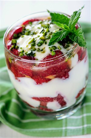 simsearch:659-08904199,k - Greek yogurt with strawberries and pistachio nuts (close-up) Stock Photo - Premium Royalty-Free, Code: 659-07738694