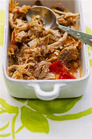 roasting (meat) - Pulled pork in a baking dish Stock Photo - Premium Royalty-Free, Code: 659-07738715