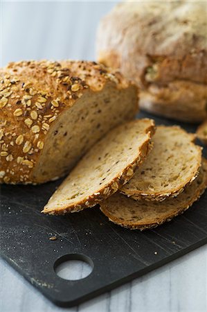 simsearch:659-01866634,k - Seed bread with rolled oats, partly sliced Foto de stock - Sin royalties Premium, Código: 659-07738711