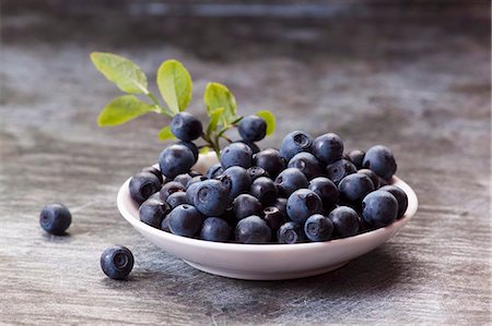 Fresh Blueberries in a Bowl Foto de stock - Sin royalties Premium, Código: 659-07738775