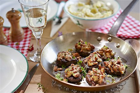 Fillet of venison with a chanterelle mushroom gratin Stock Photo - Premium Royalty-Free, Code: 659-07738783