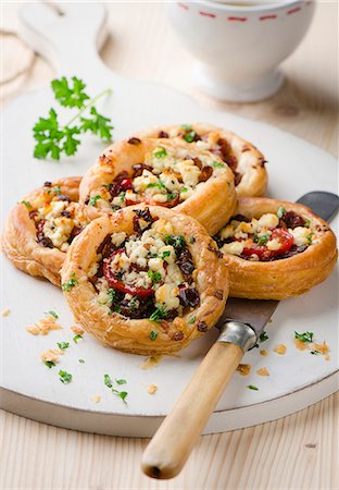 Puff pastry tartlets with tomato and cheese Photographie de stock - Premium Libres de Droits, Code: 659-07738794