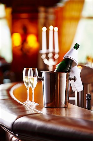 A bottle of champagne and champagne glasses on a bar Foto de stock - Sin royalties Premium, Código: 659-07738808