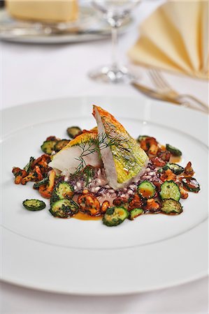 Monk fish wrapped in courgette leaves with port wine risotto, mini courgette and chanterelle mushrooms Photographie de stock - Premium Libres de Droits, Code: 659-07738803