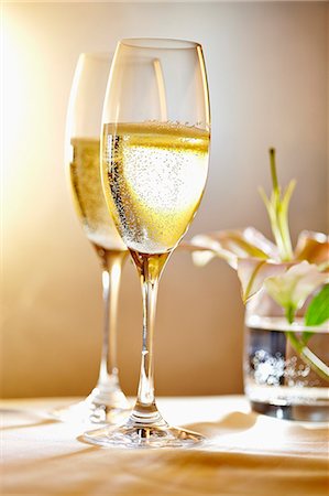 simsearch:659-08419681,k - Two glasses of champagne in front of a vase of flowers Stock Photo - Premium Royalty-Free, Code: 659-07738813