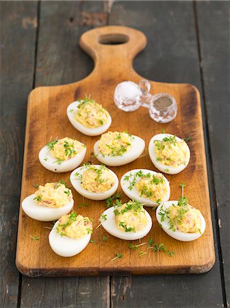 deviled egg - Eggs filled with ham, horseradish and cress Foto de stock - Sin royalties Premium, Código: 659-07738828