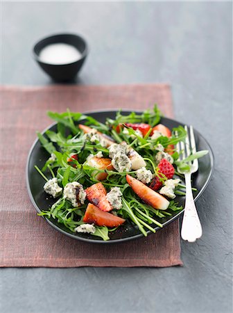 Rocket salad with strawberries, blue cheese and balsamic vinegar Foto de stock - Sin royalties Premium, Código: 659-07738834