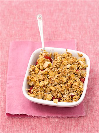 flocons d'avoine - Apple and strawberry crumble Photographie de stock - Premium Libres de Droits, Code: 659-07738832