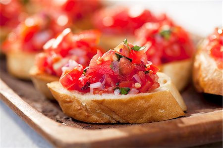 Bruschetta with tomato and basil Foto de stock - Sin royalties Premium, Código: 659-07738848