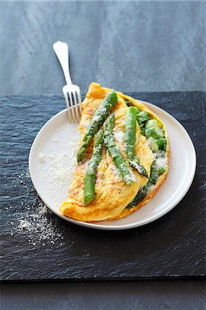 A spinach and asparagus omelette Photographie de stock - Premium Libres de Droits, Code: 659-07738841