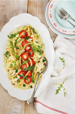 flaked almond - Couscous with raisins, almonds, strawberries and rocket Stock Photo - Premium Royalty-Free, Code: 659-07738854