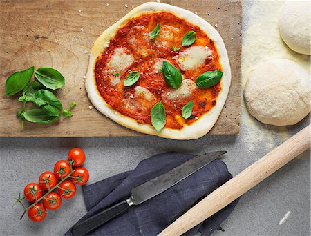 spaghettisauce - Pizza Margherita Stockbilder - Premium RF Lizenzfrei, Bildnummer: 659-07738876