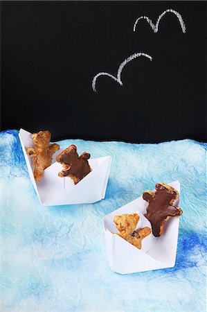 Teddy bear biscuits in paper boats Fotografie stock - Premium Royalty-Free, Codice: 659-07738871
