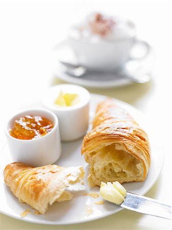 fett (fettreiche speisen) - A fresh croissant with butter and jam Stockbilder - Premium RF Lizenzfrei, Bildnummer: 659-07738984