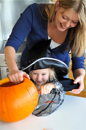 A mother and daughter preparing a Halloween pumpkin for carving Photographie de stock - Premium Libres de Droits, Code: 659-07738982