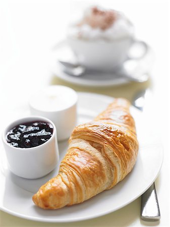 A fresh croissant with blueberry jam and butter Foto de stock - Sin royalties Premium, Código: 659-07738983