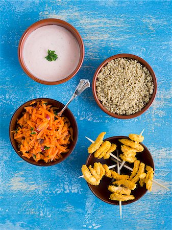 poulet - Chicken tandoori skewers with quinoa, carrot salad and raita in small bowls Photographie de stock - Premium Libres de Droits, Code: 659-07739009