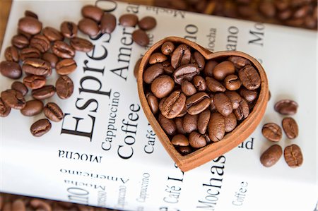 Coffe beans in a heart-shaped bowl Foto de stock - Sin royalties Premium, Código: 659-07739002