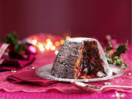 photographs of christmas desserts - Christmas pudding, with a slice removed Foto de stock - Sin royalties Premium, Código: 659-07739014