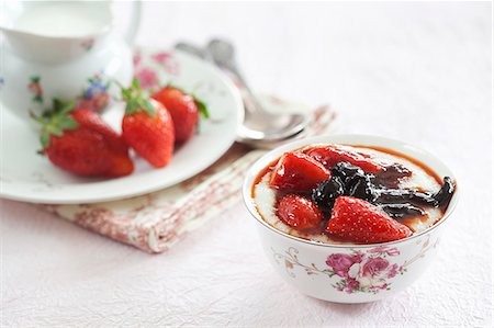 porridge and berries - Porridge with berries in a floral coffee cup Stock Photo - Premium Royalty-Free, Code: 659-07739029