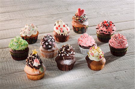 simsearch:659-08902679,k - Colouful cupcakes decorated with various different creams Foto de stock - Sin royalties Premium, Código: 659-07739021