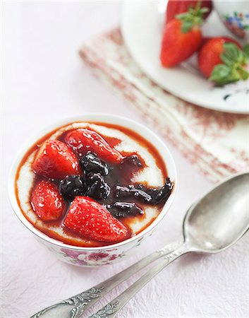 porridge and berries - Porridge with berries in a floral coffee cup Stock Photo - Premium Royalty-Free, Code: 659-07739030