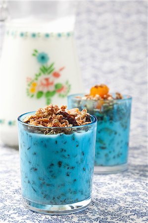 date (fruit) - Crunchy muesli with yogurt in light blue glasses Stock Photo - Premium Royalty-Free, Code: 659-07739031