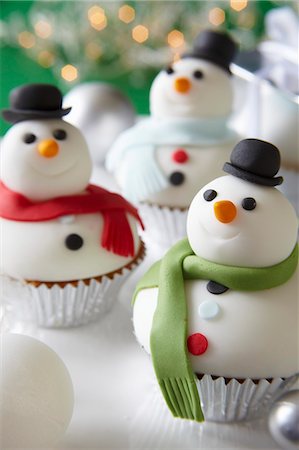 Snowman cupcakes for Christmas Foto de stock - Sin royalties Premium, Código: 659-07739043