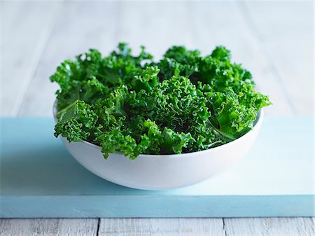 Green kale in a white bowl Foto de stock - Sin royalties Premium, Código: 659-07739056