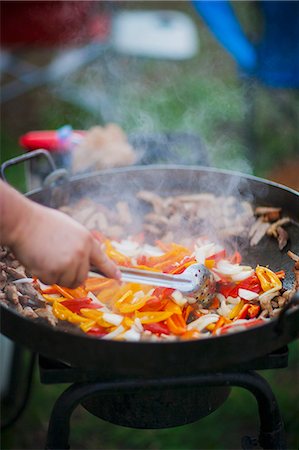 rustic - Pork, onions and peppers being fried for fajitas Photographie de stock - Premium Libres de Droits, Code: 659-07739067