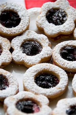 photos of christmas baking on plates - Christmas biscuits with blackberry jam Stock Photo - Premium Royalty-Free, Code: 659-07739074