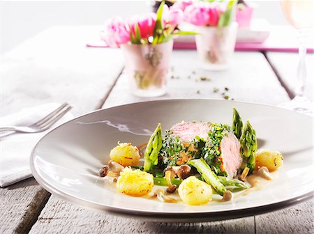 Veal fillet with asparagus and lemon gnocchi Photographie de stock - Premium Libres de Droits, Code: 659-07739089
