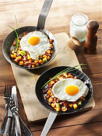 A farmer's breakfast with fried potatoes and a fried egg Stock Photo - Premium Royalty-Free, Code: 659-07739083