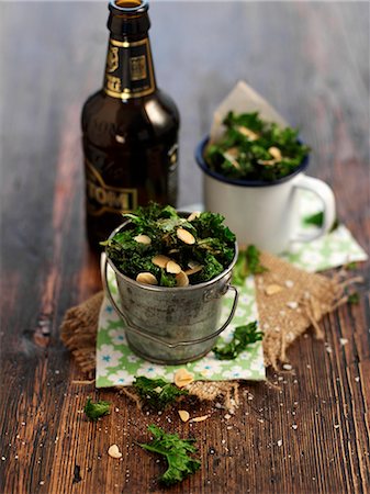 flaked almond - Green kale with slivered almonds and a bottle of beer Stock Photo - Premium Royalty-Free, Code: 659-07739093