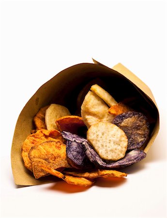 Various different coloured potato crisps in a paper bag Photographie de stock - Premium Libres de Droits, Code: 659-07739108