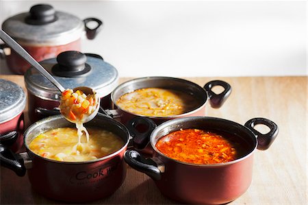 Various vegetable soups in pots Photographie de stock - Premium Libres de Droits, Code: 659-07739134