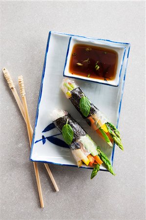 salsa de soja - Rice paper rolls filled with vegetables and served with soy sauce Photographie de stock - Premium Libres de Droits, Code: 659-07739142