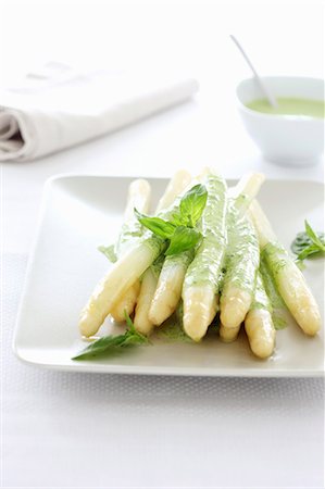 espárrago - White asparagus with herb sauce Foto de stock - Sin royalties Premium, Código: 659-07739171