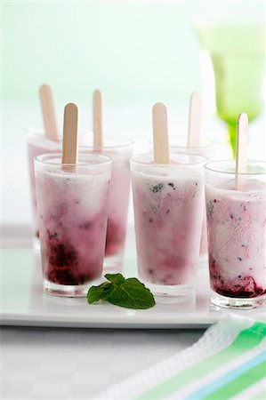 eis am stiel - Homemade blackberry ice lollies in glasses Stockbilder - Premium RF Lizenzfrei, Bildnummer: 659-07739173