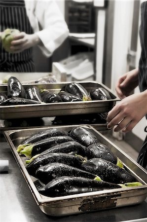 simsearch:659-07609758,k - Trays of aubergine ready for roasting in a commercial kitchen Stockbilder - Premium RF Lizenzfrei, Bildnummer: 659-07739191