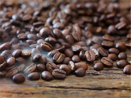 Coffee beans on wooden background Photographie de stock - Premium Libres de Droits, Code: 659-07739213