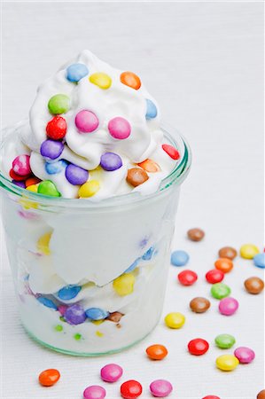 frozen yogurt - Frozen yogurt with colourful chocolate beans Photographie de stock - Premium Libres de Droits, Code: 659-07739246