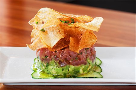 Avocado and tuna tatar with potato chips Foto de stock - Sin royalties Premium, Código: 659-07739242