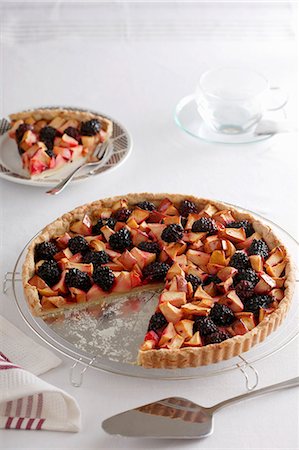 shortcrust pastry base - Apple and blackberry cake Stock Photo - Premium Royalty-Free, Code: 659-07739255