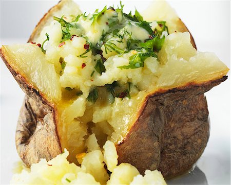 patata al horno - Baked potato with herb butter Foto de stock - Sin royalties Premium, Código: 659-07739285