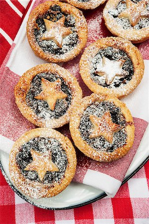 Mince pies dusted with icing sugar for Christmas Stock Photo - Premium Royalty-Free, Code: 659-07739288