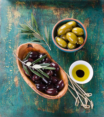 Black and green olives with olive oil Photographie de stock - Premium Libres de Droits, Code: 659-07739295