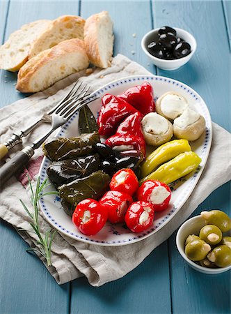simsearch:400-06061963,k - An appetiser platter with stuffed vine leaves and vegetables Foto de stock - Royalty Free Premium, Número: 659-07739293