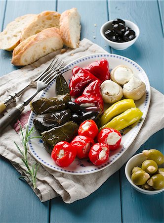 An appetiser platter with stuffed vine leaves and vegetables Photographie de stock - Premium Libres de Droits, Code: 659-07739293